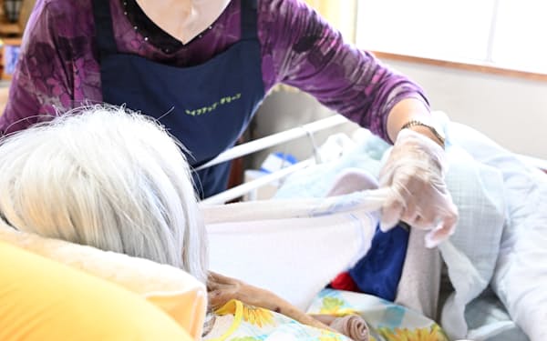 厚労省は24年度の報酬改定で介護職員の処遇改善に取り組む