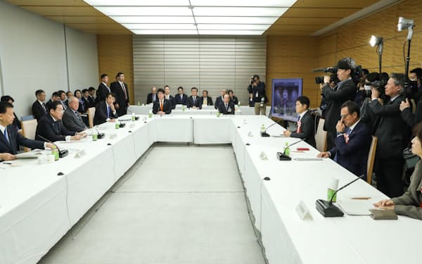 内閣府が25年度も基礎的財政収支の赤字が続くとする試算を示した経済財政諮問会議(22日、首相官邸)