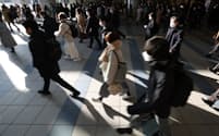 マスク姿で通勤する人たち（東京都港区）