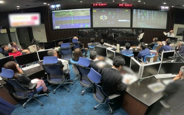 月面探査機「スリム」の着陸を管制室で見守る関係者(20日未明、相模原市)=JAXA提供