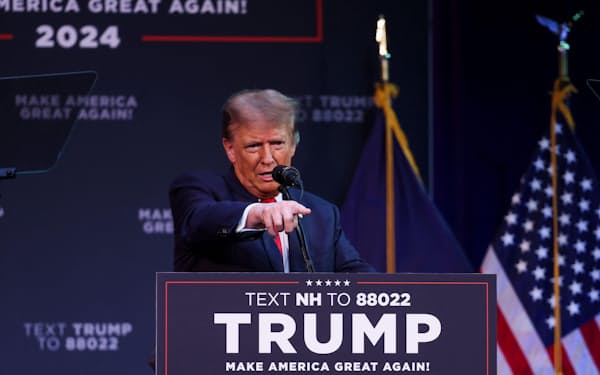 21日、米東部ニューハンプシャー州で選挙集会を開いたトランプ前大統領(ロイター=共同)