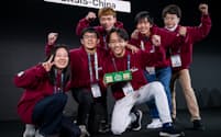 日本各地の有志で結成したJapan-Unitedは、初出場で世界の高校生126チームの頂点に立った。中央で緑色のブロックの形をしたトロフィーをもっているのが、リーダーの大竹海碧さん（私立武蔵高校2年）＝iGEM提供
