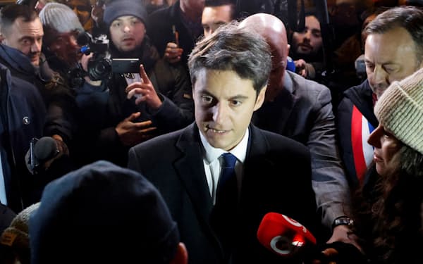 34歳のアタル氏は現在のフランスの政治体制では最も若い首相だ=ロイター