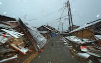 倒壊した家屋が目立つ町並み（13日、石川県七尾市田鶴浜町）