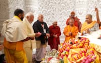 22日、ヒンズー寺院の再建式典に出席するモディ首相（左から２人目）＝インド政府提供・ロイター