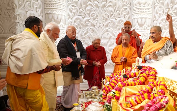 22日、ヒンズー寺院の再建式典に出席するモディ首相(左から2人目)=インド政府提供・ロイター
