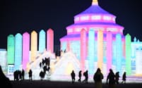 ハルビンの「氷雪祭り」を楽しむ観光客ら（2023年12月、黒竜江省ハルビン）