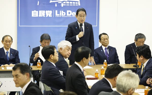 自民党政治刷新本部の会合で発言する岸田首相(22日、党本部)