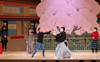 数人の観客が歌舞伎役者から直接立ち回りの指導を受けた＝松竹提供