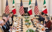 会談するブリンケン米国務長官（左列中央）とメキシコのバルセナ外相㊨（19日、米ワシントンD.C.）＝ロイター