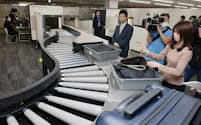 24日から導入する保安検査場のスマートレーン（23日、福岡空港）