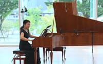 コンサートでフォルテピアノを演奏する加藤美季さん