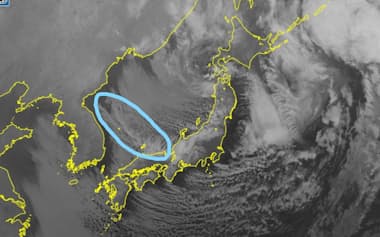 24日午前9時の気象衛星画像。JPCZに伴う発達した雲（線で囲んだ部分）が見える（気象庁の画像を加工）