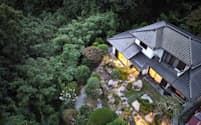 全国から集まった大きな庭石で作られた日本庭園が魅力という。
週末や長期休暇、夏休み、冬休みなどに利用している（パーカー氏提供）