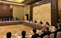 日本の財界訪中団と中国の国家発展改革委員会との会合の様子（24日、北京市内）