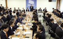 党所属の国会議員も出席した自民党政治刷新本部の会合で発言する岸田首相（23日、党本部）