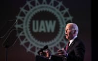 全米自動車労組（UAW）の大会で演説するバイデン米大統領（24日、ワシントン）＝ロイター