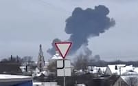 ロシア軍大型輸送機の墜落現場（ＳＮＳの投稿動画より）＝ＡＰ