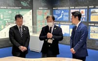 松浦武四郎記念館を訪問した鈴木・北海道知事（右）と一見・三重県知事（左）
