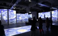 3000以上のゴッホ作品の映像が映し出される「ゴッホ・アライブ 東京展」（東京都品川区）