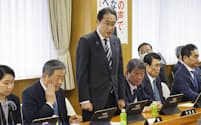 自民党の臨時総務会で党改革の中間案が承認され、発言する岸田首相（25日、党本部）