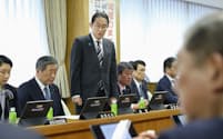 自民党の臨時総務会で党改革の中間報告が了承され、発言する岸田首相（25日、党本部）