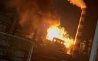 ロシア石油大手ロスネフチの製油所で火災が発生した（25日）＝ロイター
