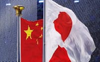 閉会式で杭州奥体センター競技場に掲げられた日の丸と中国国旗＝28日、杭州（共同）