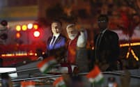 沿道の人々に手を振るインドのモディ首相㊥と、フランスのマクロン大統領㊧（２５日、印北部ジャイプール）＝ＡＰ