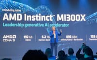 AMDのリサ・スーCEOはAI半導体の投入を急ぐ（2023年の製品発表会）＝ロイター