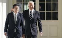 バイデン大統領㊨は岸田首相を国賓待遇でもてなす（AP、写真は2023年1月）
