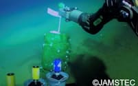 潜水調査船を使い、海底に生分解性プラスチックを設置した＝東大の岩田忠久教授提供