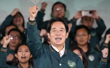 台湾総統選で勝利し、集まった支持者の声援に応える民進党の頼清徳氏=13日、台北（共同）