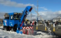 雪を路外に飛ばすシューターの操作を自動化し、運転手１人で除雪可能に（デモの様子、長野県中野市）