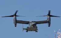 米軍横田基地の上空を飛行する輸送機オスプレイ（2022年4月）＝米空軍提供