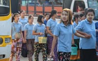 工業団地に通勤する労働者（2023年、ヤンゴン郊外）＝小林健撮影