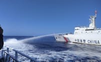 南シナ海でフィリピン船に放水銃を発射する中国海警局の船舶（2023年12月）＝フィリピン沿岸警備隊（PCG）提供・AP