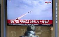北朝鮮はミサイル発射頻度を高めている（24日、ソウル駅）＝ＡＰ