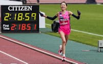 大阪国際女子マラソンで2時間18分59秒の日本新記録をマークし、2位でゴールする前田穂南。日本陸連の設定タイムを突破しパリ五輪代表候補となる（28日、大阪市のヤンマースタジアム長居）＝共同