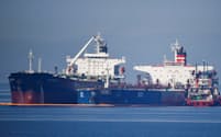 ギリシャ沖で原油を積み替えるイラン船籍とリベリア船籍のタンカー（2022年５月）＝ロイター