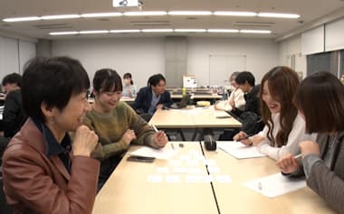 増田ユリヤさん㊧は武蔵大を訪れ、学生と組織を考えるゼミに参加した（江古田キャンパス）=BSテレ東提供