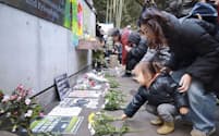群馬県高崎市の「群馬の森」に設置された朝鮮人労働者の追悼碑に献花する人たち（28日午後＝共同）