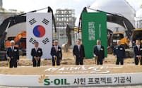 韓国・蔚山に建設する石油化学プラントの起工式に参加する韓国の尹大統領やアラムコのナセルＣＥＯら(2023年3月）＝アラムコ提供