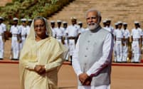 バングラデシュのハシナ首相（左）の訪問を歓迎するインドのモディ首相（2022年9月）=ロイター