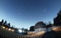 国立天文台三鷹キャンパスの冬の星空＝国立天文台提供