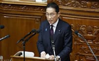 衆院本会議で施政方針演説をする岸田首相（30日）