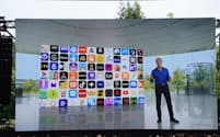 米アップルは欧州27カ国でアプリ配信ストア「App Store」の運用を3月から見直すと発表した（写真は2023年6月に開催された開発者会議「WWDC」でのクレイグ・フェデリギ上級副社長の基調講演）
