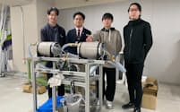 モーターの冷却システムの試作機を製作した工学部の学生たち（京都市）