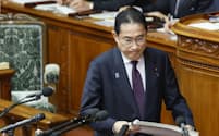 衆院本会議で施政方針演説に臨む岸田首相（30日）