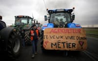 高速道路を占拠する農業用トラクター（パリ近郊、30日）＝ＡＰ
